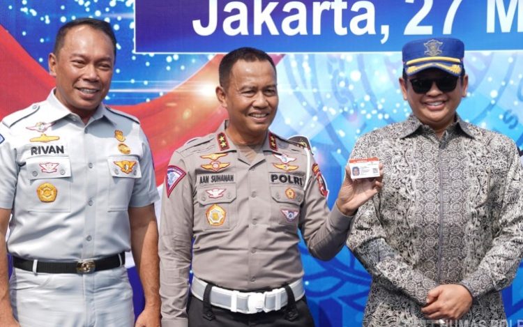 Kakorlantas Polri Irjen Pol Aan Suhanan melaunching langsung SIM C1 di Satpas SIM Daan Mogot, Jakarta, Senin (27/5/2024).