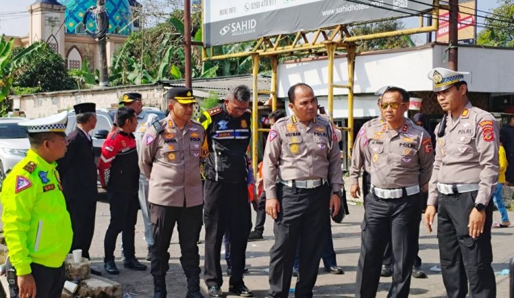 Kakorlantas Polri Irjen Pol Aan Suhanan turun langsung ke lokasi kecelakaan bus yang membawa rombongan siswa SMK Lingga Kencana asal Depok yang terguling di Kecamatan Ciater, Kabupaten Subang