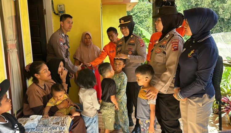 Polwan Padang Panjang Berikan Pendampingan dan Cek Kesehatan Pascabencana