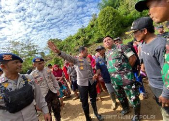 personel-gabungan-tnipolri-bantu-evakuasi-korban-longsor-luwu-52