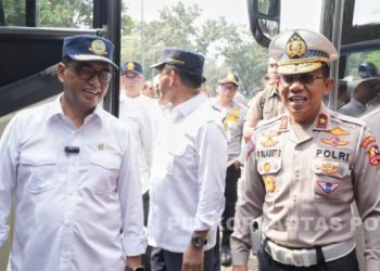 Menhub Budi Karya Sumadi dan Brigjen Raden Slamet Santoso