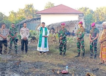 Ritual adat dan pemberkatan lokasi tower repeater oleh RD Lukas Fransiskus F Conterius