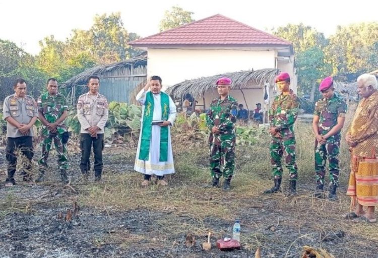 Ritual adat dan pemberkatan lokasi tower repeater oleh RD Lukas Fransiskus F Conterius
