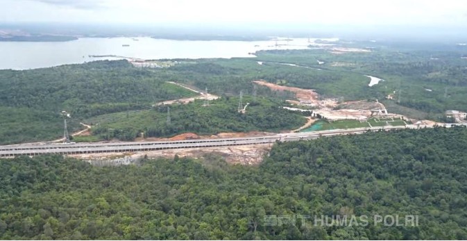 Polda Kaltim melaksanakan pemantauan udara jalur pengamanan rangkaian kegiatan perayaan Hari Ulang Tahun Republik Indonesia ke-79 di Ibu Kota Nusantara (IKN). Kegiatan ini berlangsung mulai pukul 13.00 hingga 15.15 Wita, Kamis (8/8/2024).