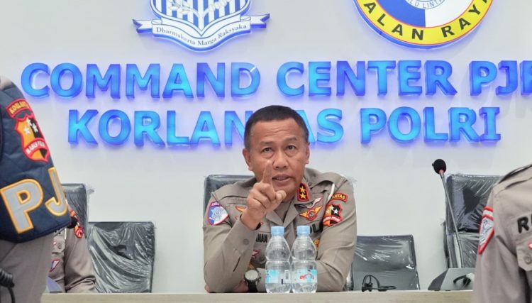 Kakorlantas Polri Irjen Pol Aan Suhanan melakukan pengecekan kesiapan Command Center KM 29 PJR Korlantas Polri di Tol Jakarta - Cikampek