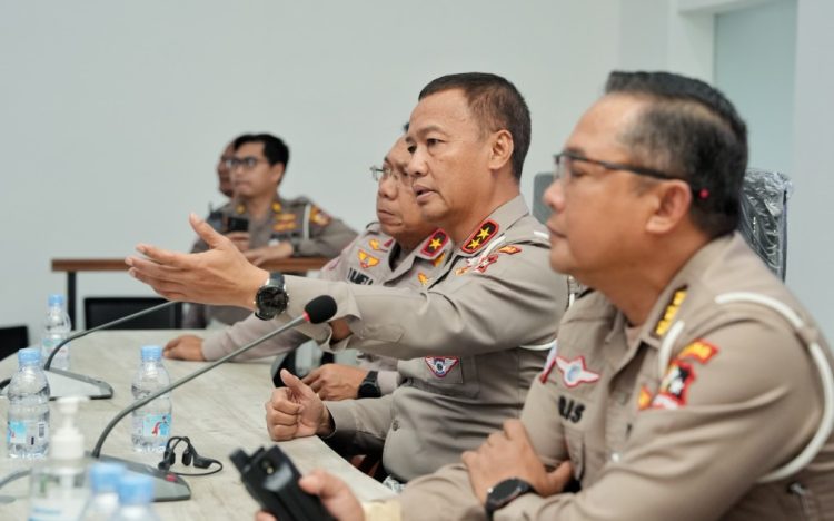 Kakorlantas Polri Irjen Pol Aan Suhanan melakukan pengecekan kesiapan Command Center KM 29 PJR Korlantas Polri di Tol Jakarta - Cikampek
