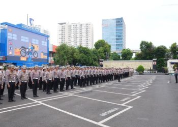 Kepala Korps Lalu Lintas (Kakorlantas) Polri Irjen Pol Aan Suhanan memimpin apel pagi di Lapangan Gedung NTMC Korlantas Polri, Cawang, Jakarta, Kamis (19/12/2024)