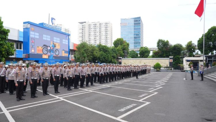 Kepala Korps Lalu Lintas (Kakorlantas) Polri Irjen Pol Aan Suhanan memimpin apel pagi di Lapangan Gedung NTMC Korlantas Polri, Cawang, Jakarta, Kamis (19/12/2024)