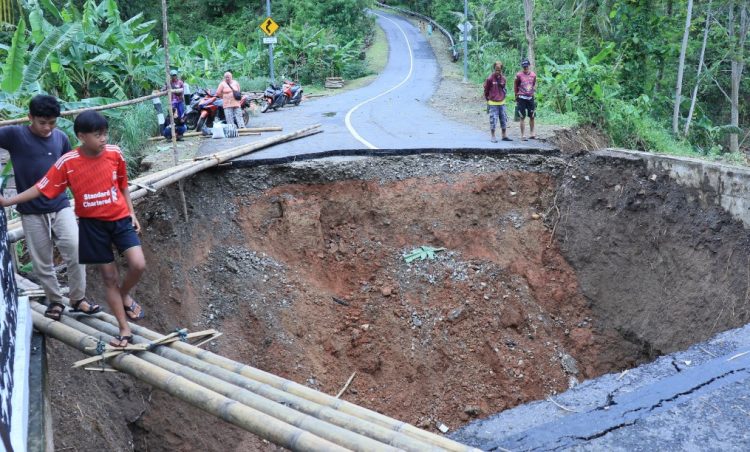 pembangunan jembatan darurat ditpolairud polda jabar