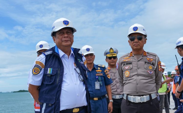Wakil Menteri Perhubungan (Wamenhub) Suntana didampingi Kakorlantas Polri Irjen Pol Aan Suhanan meninjau Pelabuhan Bakauheni, Pelabuhan Bandar Bakau Jaya (BBJ) Muara Pilu, dan Pelabuhan Wika Beton, di Lampung, Jumat (13/12/2024).