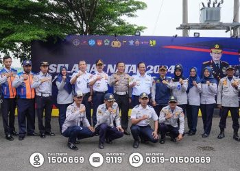 Wakil Menteri Perhubungan (Wamenhub) RI, Suntana, bersama Kepala Korps Lalu Lintas (Kakorlantas) Polri, Irjen Pol Aan Suhanan, melanjutkan peninjauan ke Pos Terpadu Gerbang Tol Pejagan, Polres Brebes, Jawa Tengah, pada Minggu (29/12/2024).
