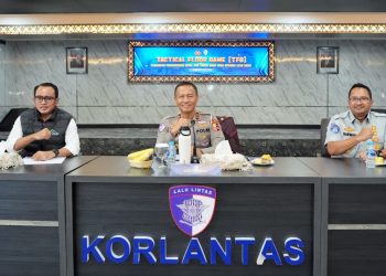 Korlantas Polri mengadakan Tactical Floor Game (TFG) sebagai upaya memastikan kesiapan Operasi Lilin 2024. Acara ini dipimpin langsung oleh Kakorlantas Polri, Irjen Pol Aan Suhanan, dan berlangsung di Aula Madellu Korlantas pada Sabtu (14/12/2024)