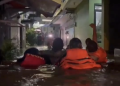 evakuasi ibu hamil saat banjir di Kebon Pala Jatinegara