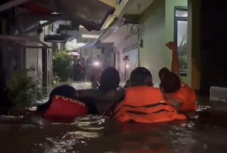 evakuasi ibu hamil saat banjir di Kebon Pala Jatinegara