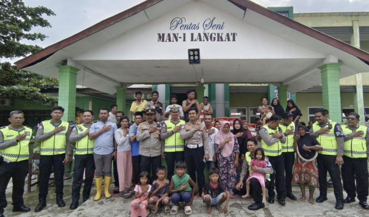 Korlantas Polri salurkan bantuan korban banjir Langkat