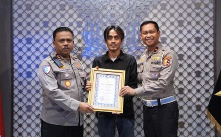 Viral Aksi Heroik di Tol Japek, Kakorlantas Beri Penghargaan ke Sopir Truk